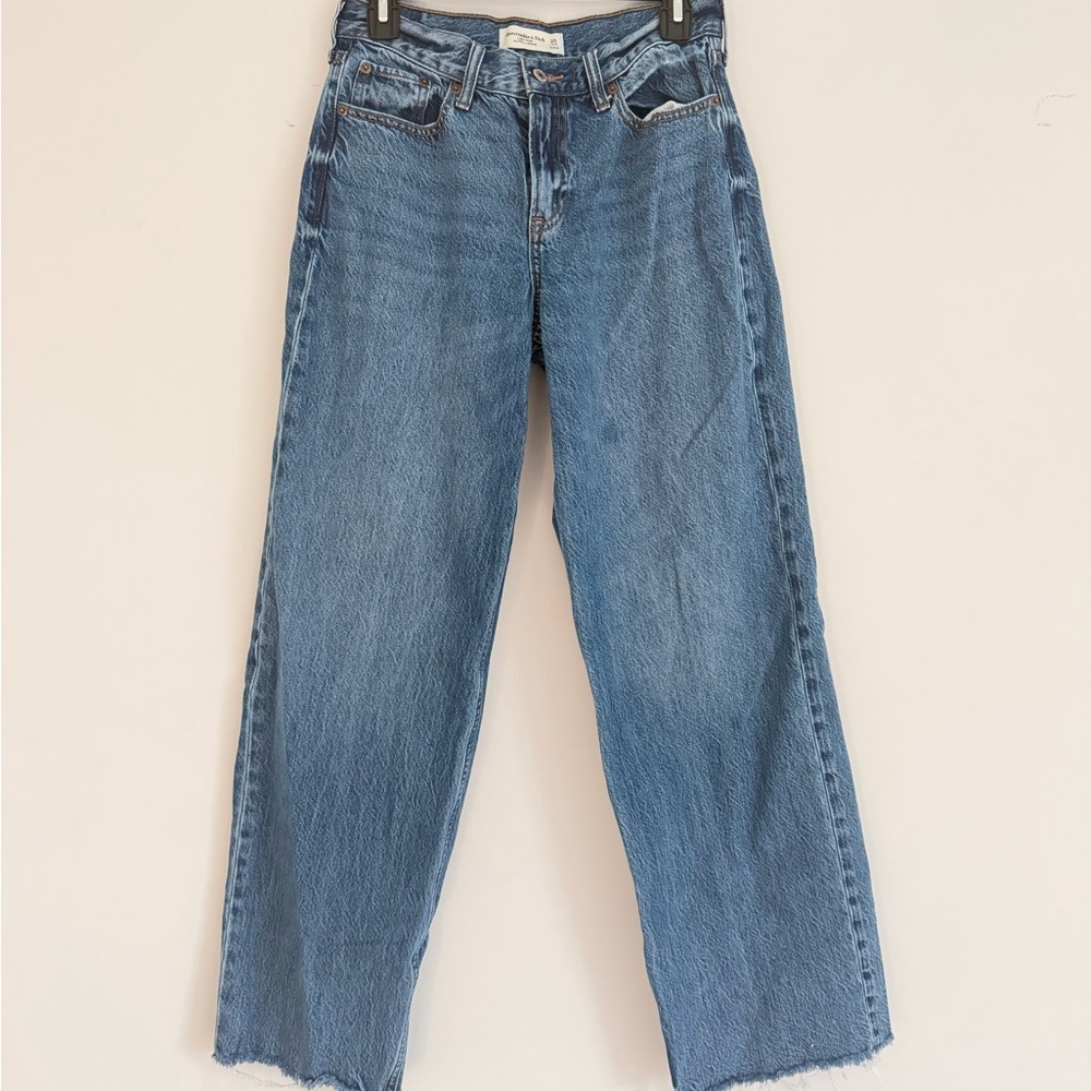 Abercrombie Low Rise Loos Straight Leg Jean